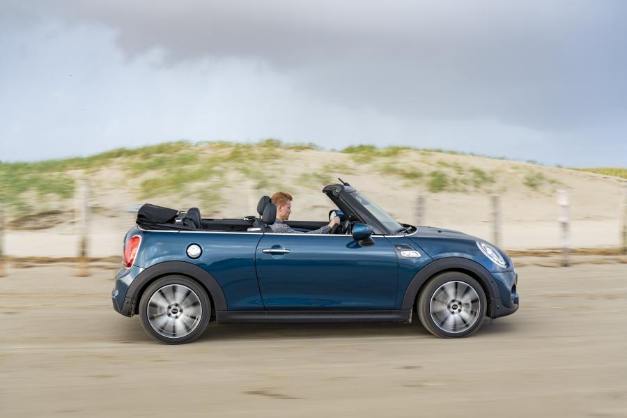  Mini Cooper S Cabrio Sidewalk (F57) 2020 года  (WW) (фото 29 из 53)